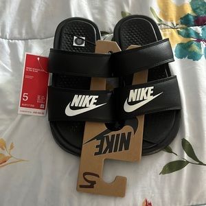 Nike Benassi Duo size 5